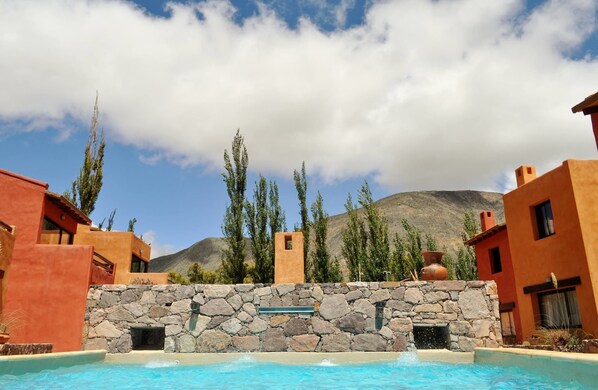 Utomhuspool, parasoller och solstolar