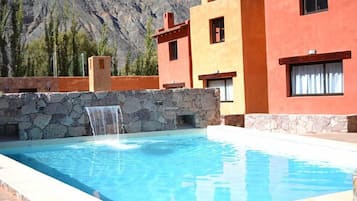 Piscina externa, guarda-sóis, espreguiçadeiras