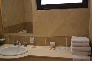 Dusch, gratis toalettartiklar, hårtork och handdukar