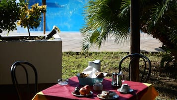 Petit déjeuner et déjeuner servis sur place, spécialités Cuisine locale