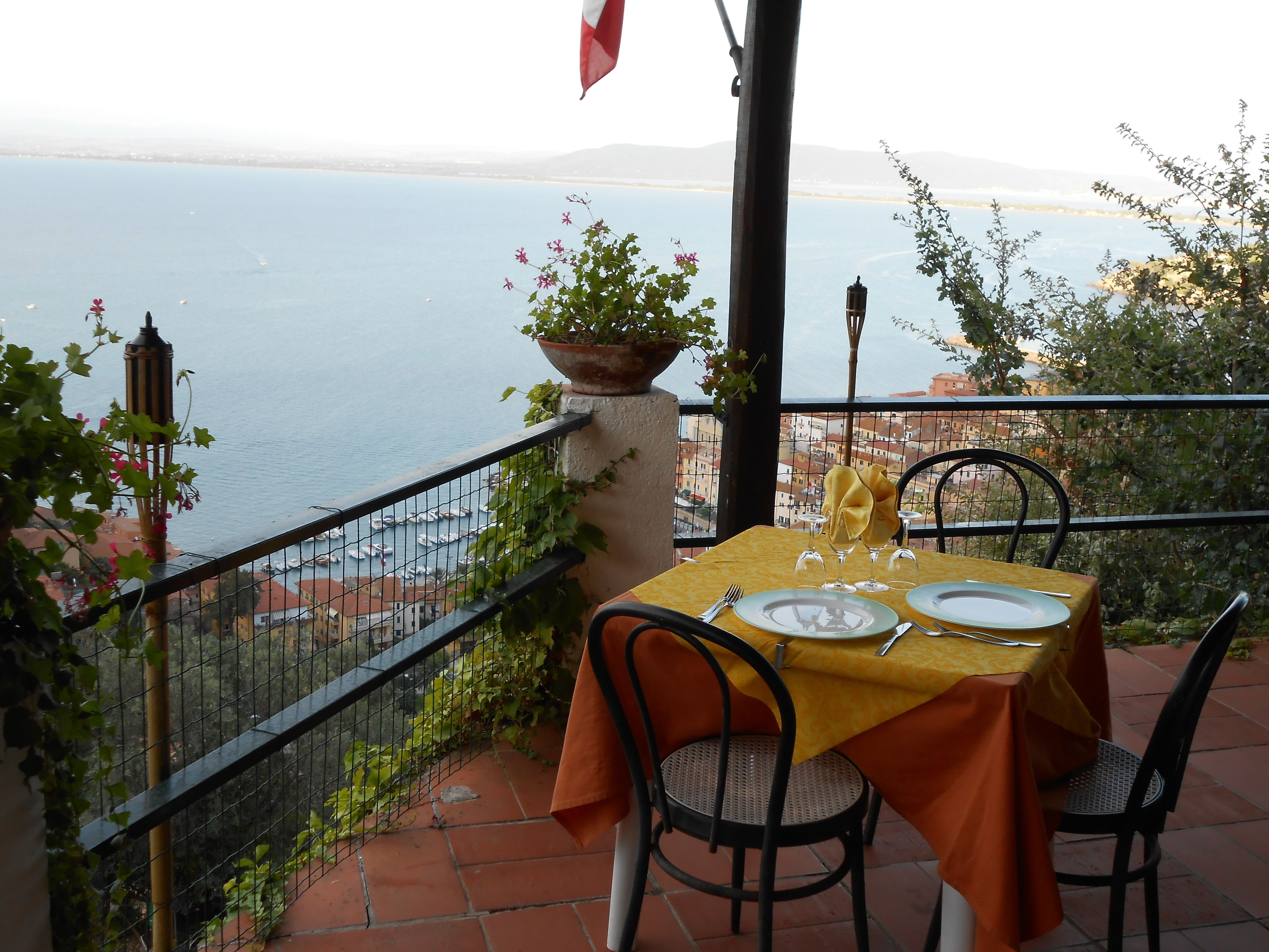 Sarapan, makan tengah hari, makan malam dihidangkan; masakan tempatan 