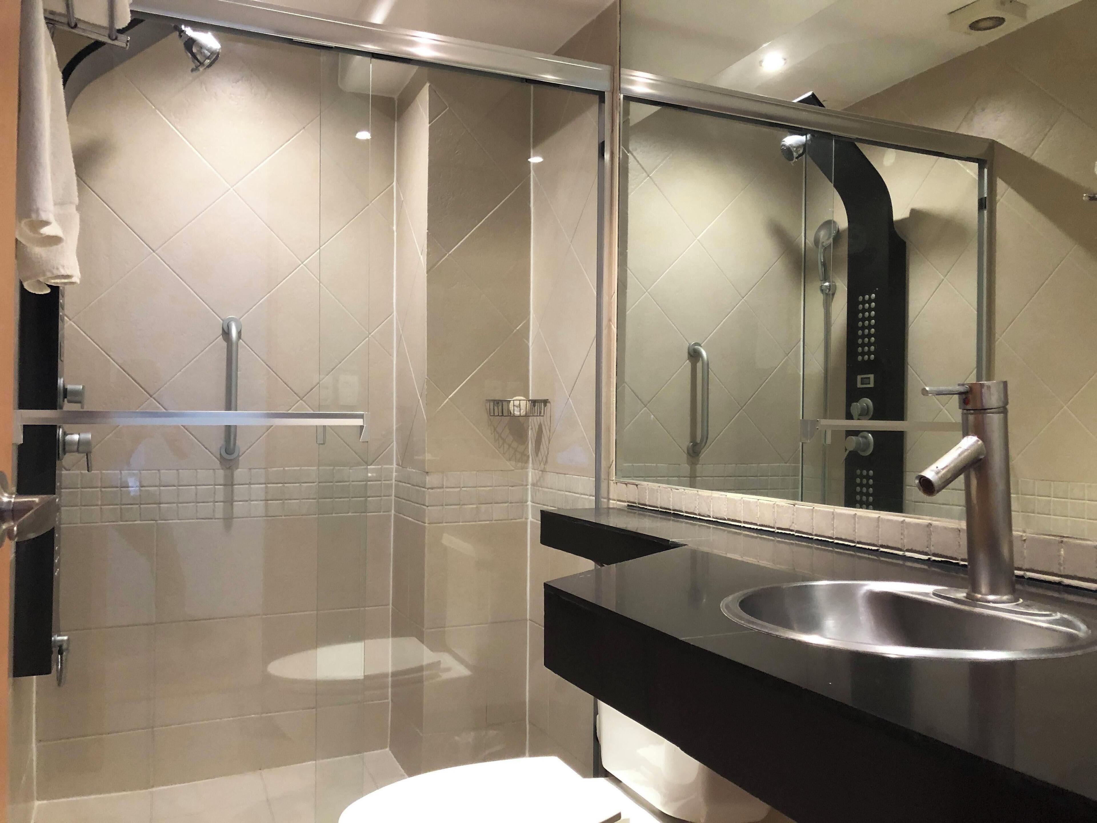 Economy-Einzelzimmer | Badezimmer | Dusche, Handtücher