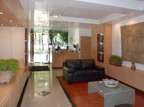Lobby sitting area - Suites Capri Reforma (Mexico City)