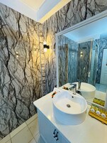 Quarto quádruplo conforto, suíte, vista para a montanha | Banheiro | Chuveiro, produtos de toalete grátis, toalhas de banho 