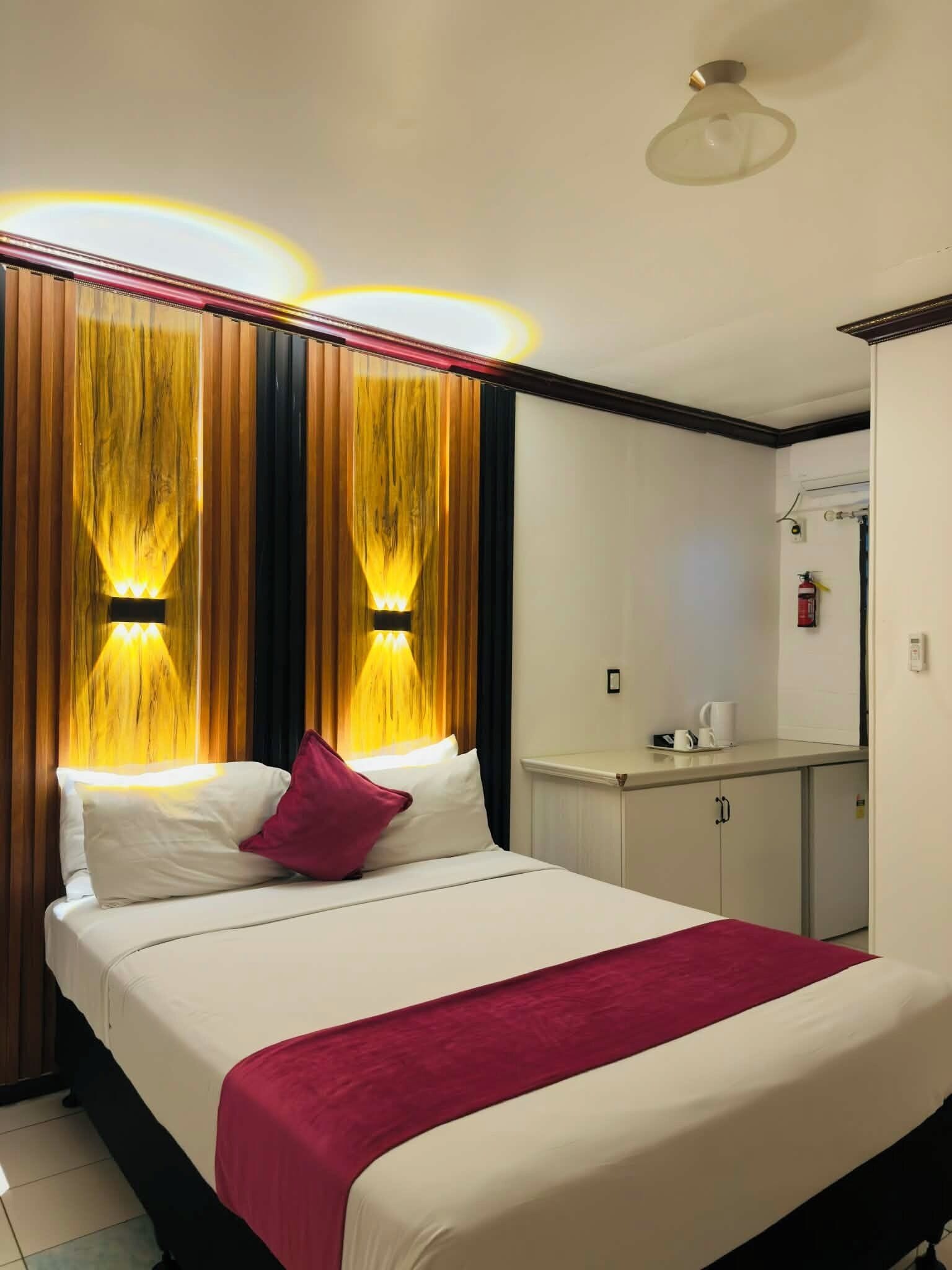 Standard Double Room | Desk, laptop workspace, soundproofing, iron/ironing board