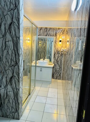 Comfort Quadruple Room, Ensuite, Mountain View | Bathroom - Moatoga Hotel (Apia)