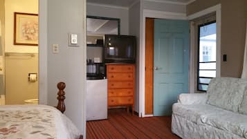 Deluxe Room | Iron/ironing board, free WiFi