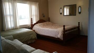 Deluxe Room | Iron/ironing board, free WiFi