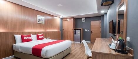 Deluxe-dobbeltværelse | Pengeskab på værelset, skrivebord, gratis Wi-Fi, sengetøj