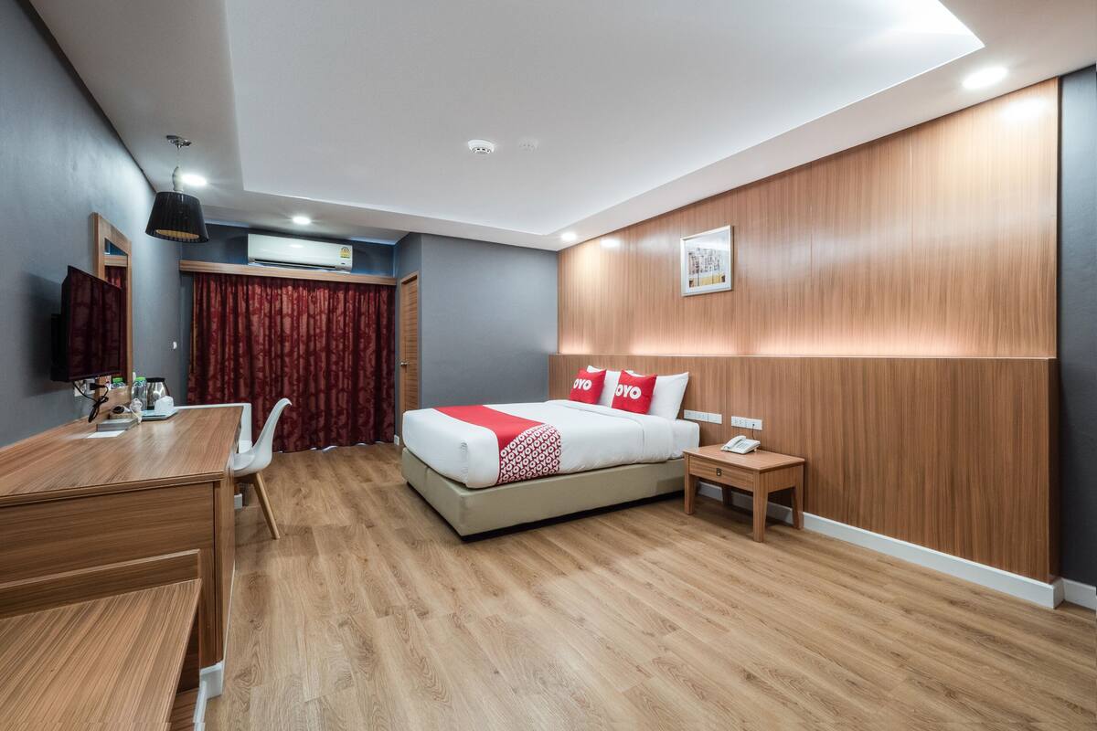 Deluxe Double Room | In-room safe, desk, free WiFi, bed sheets
