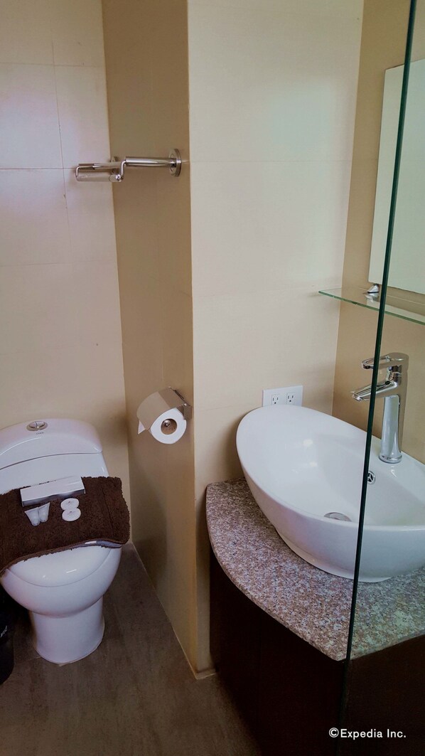 Quadruple Room | Bathroom - Gervasia Hotel Makati (Makati)