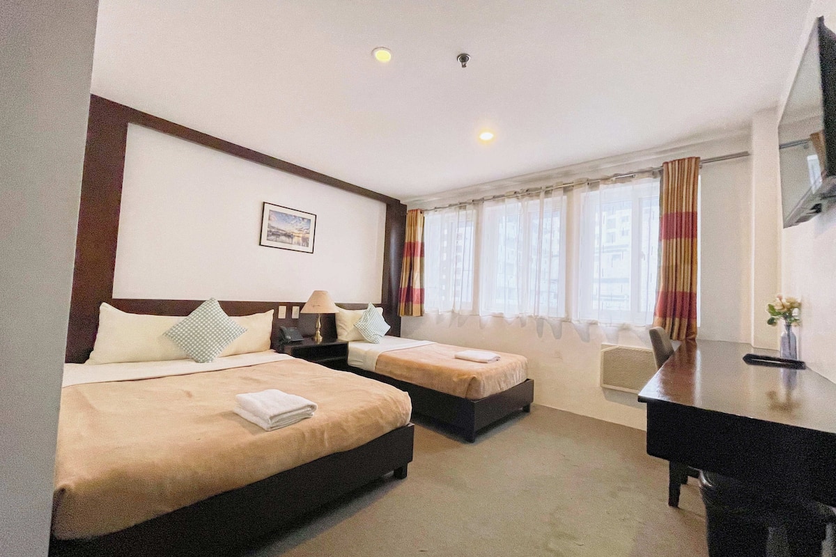 Minibar, in-room safe, desk, WiFi (free)
