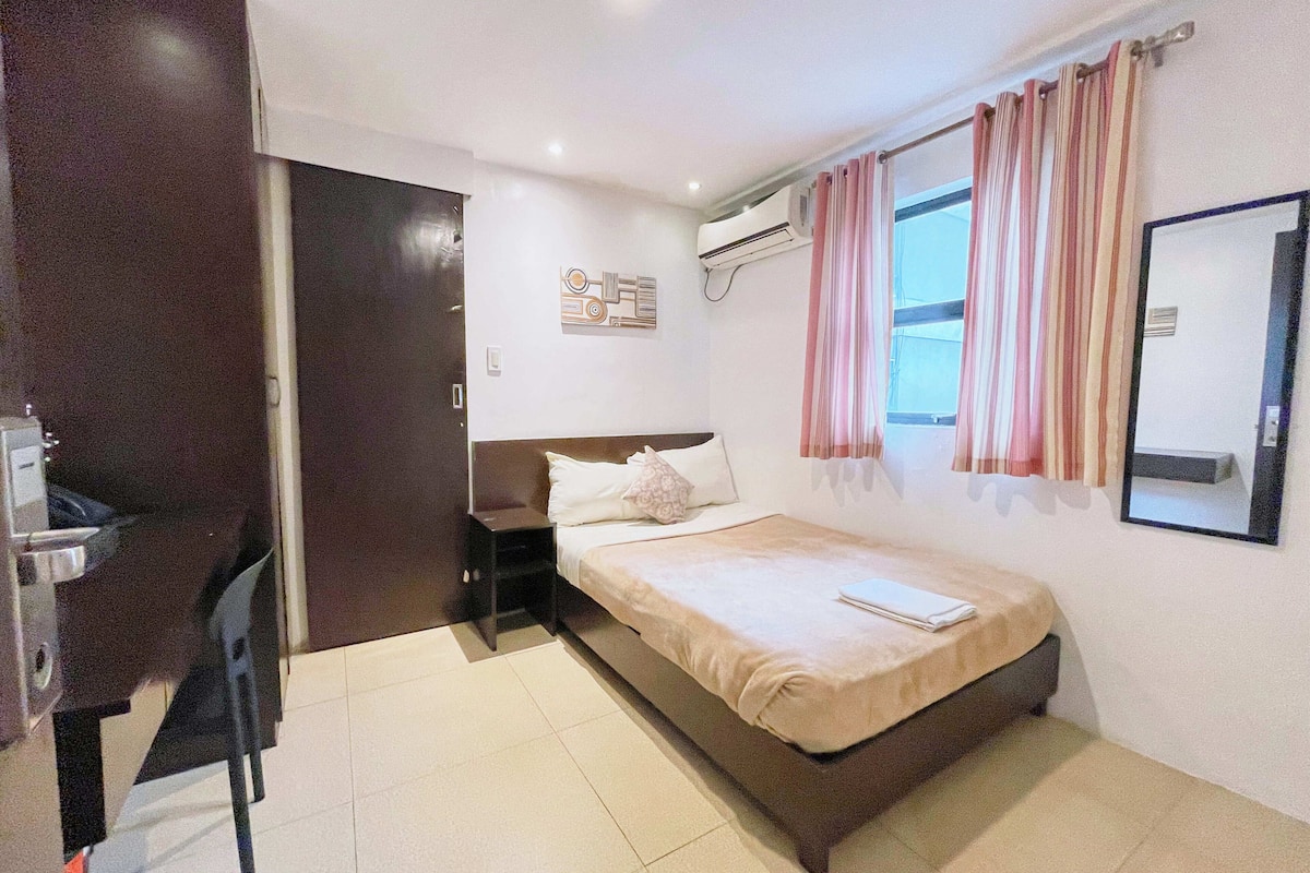 Minibar, in-room safe, desk, WiFi (free)