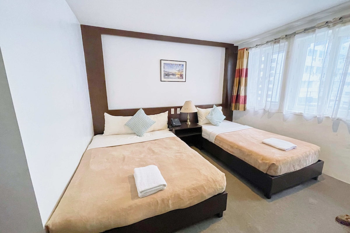 Minibar, in-room safe, desk, WiFi (free)