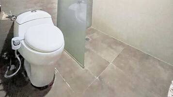 Triple Room | Oppholdsområde | En 32-tommers TV med kabel-kanaler