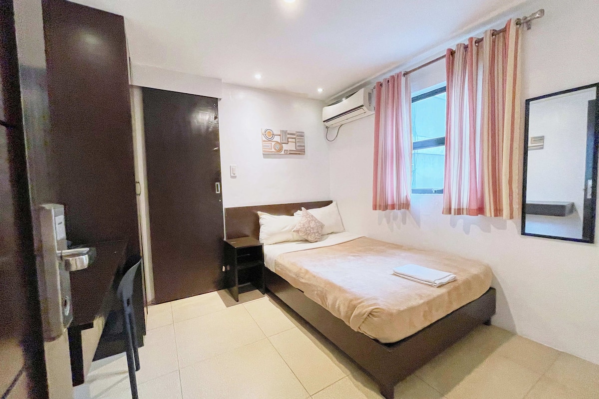 Minibar, in-room safe, desk, WiFi (free)