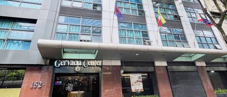 A building with the sign 'Gerya Center' and the number '152' on the facade.