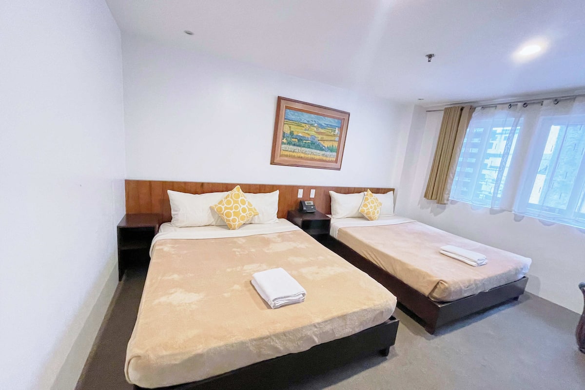 Minibar, in-room safe, desk, WiFi (free)