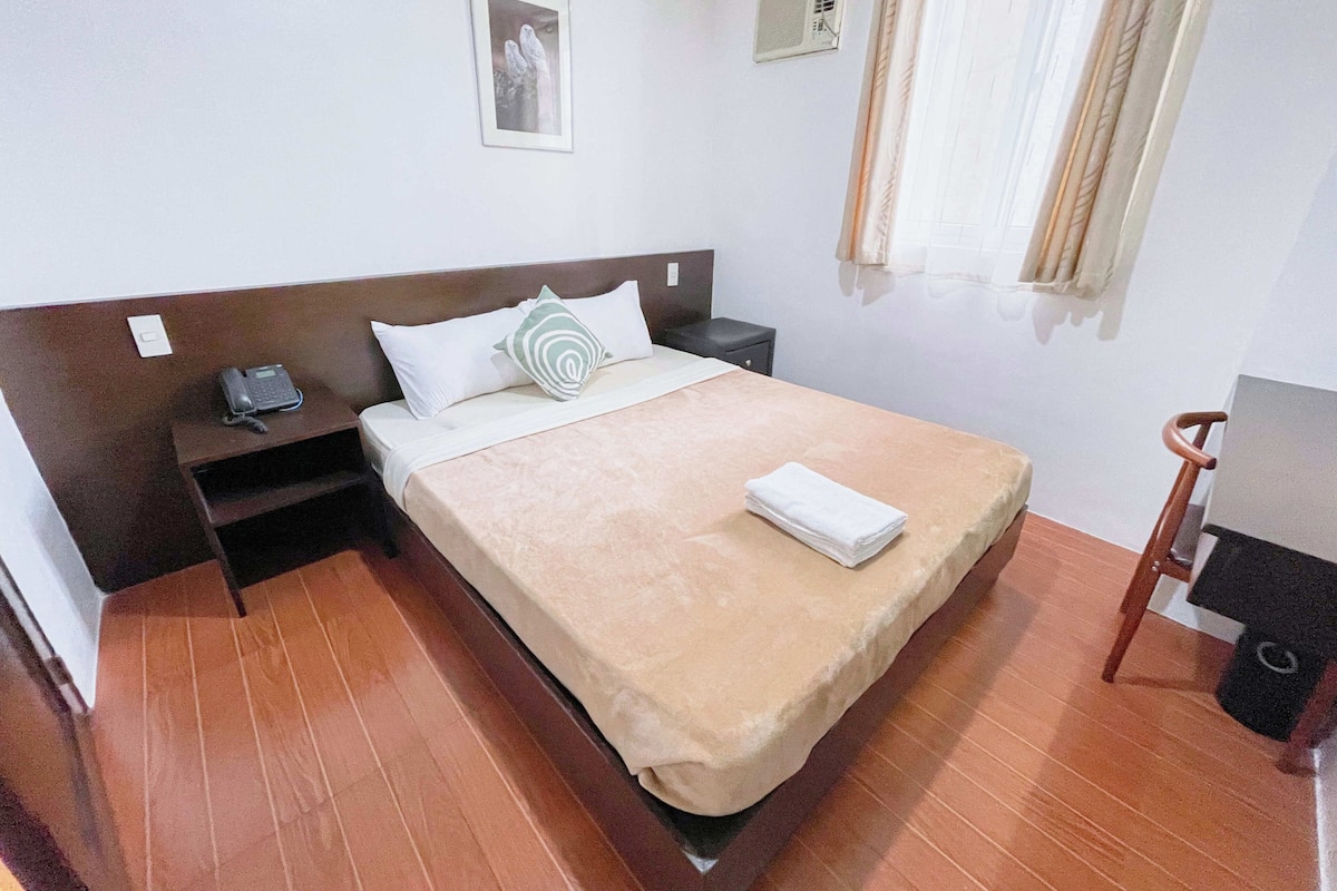Minibar, in-room safe, desk, WiFi (free)