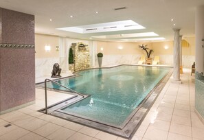 Innendørsbasseng, sesongbasert utendørsbasseng og bassengparasoller