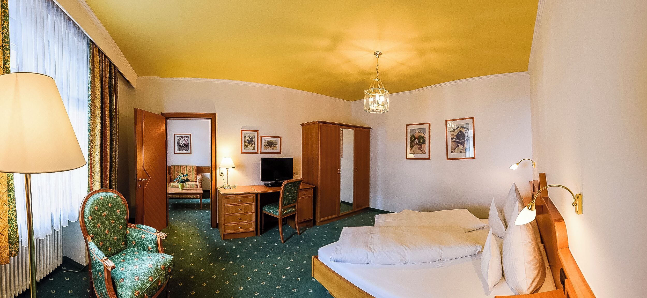Suite | Minibar, in-room safe, iron/ironing board, free WiFi
