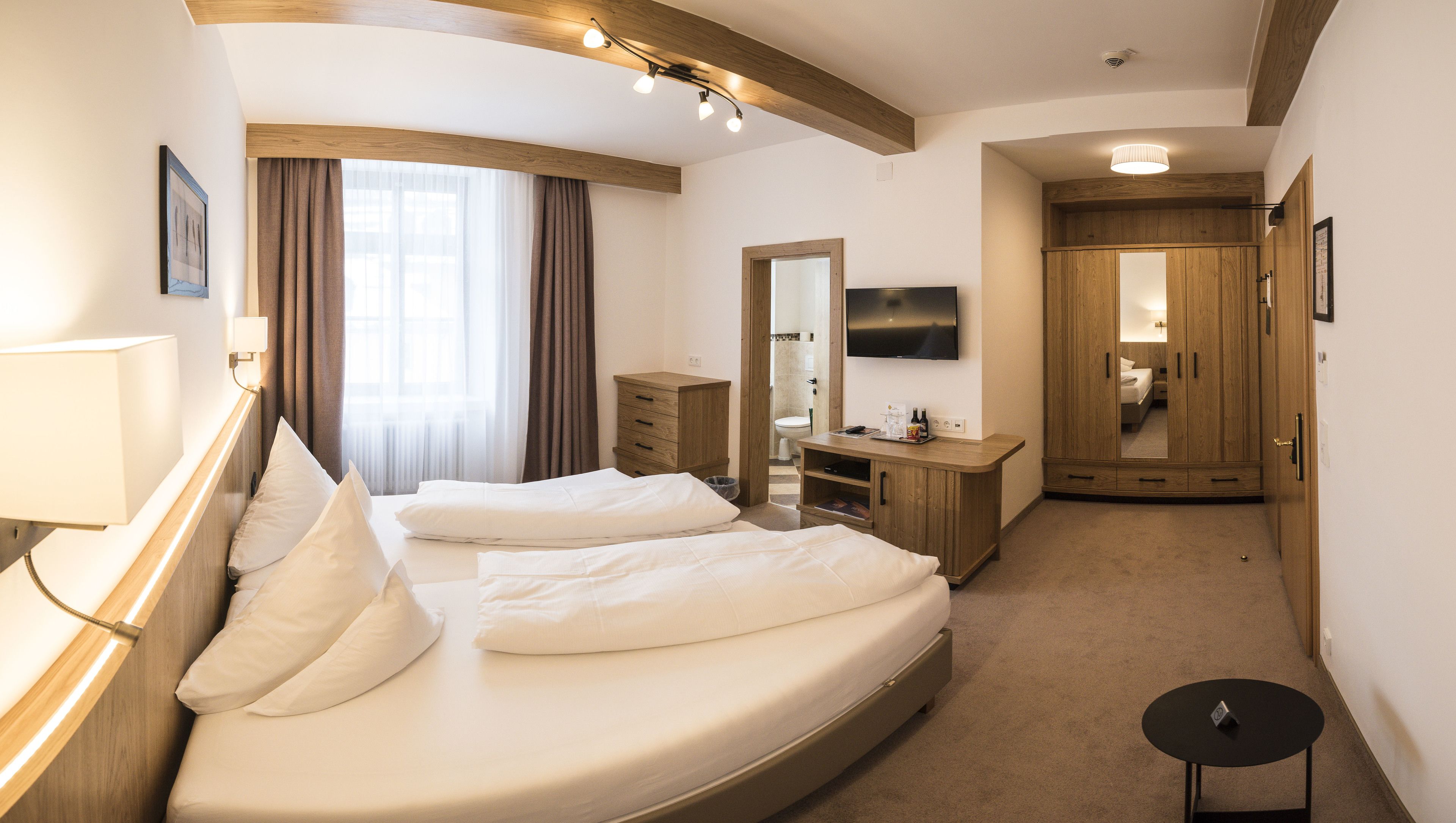 Doppel- oder Zweibettzimmer | Minibar, Zimmersafe, Bügeleisen/Bügelbrett, kostenloses WLAN