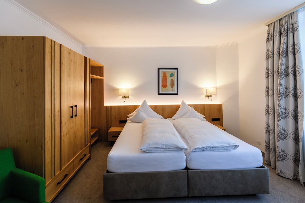 Minibar, in-room safe, iron/ironing board, free WiFi