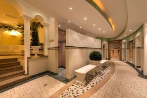 Un sauna, una bañera de hidromasaje, baño turco, masajes