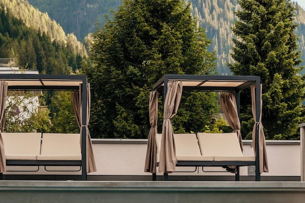 Innenpool, Außenpool (je nach Saison geöffnet), Sonnenschirme