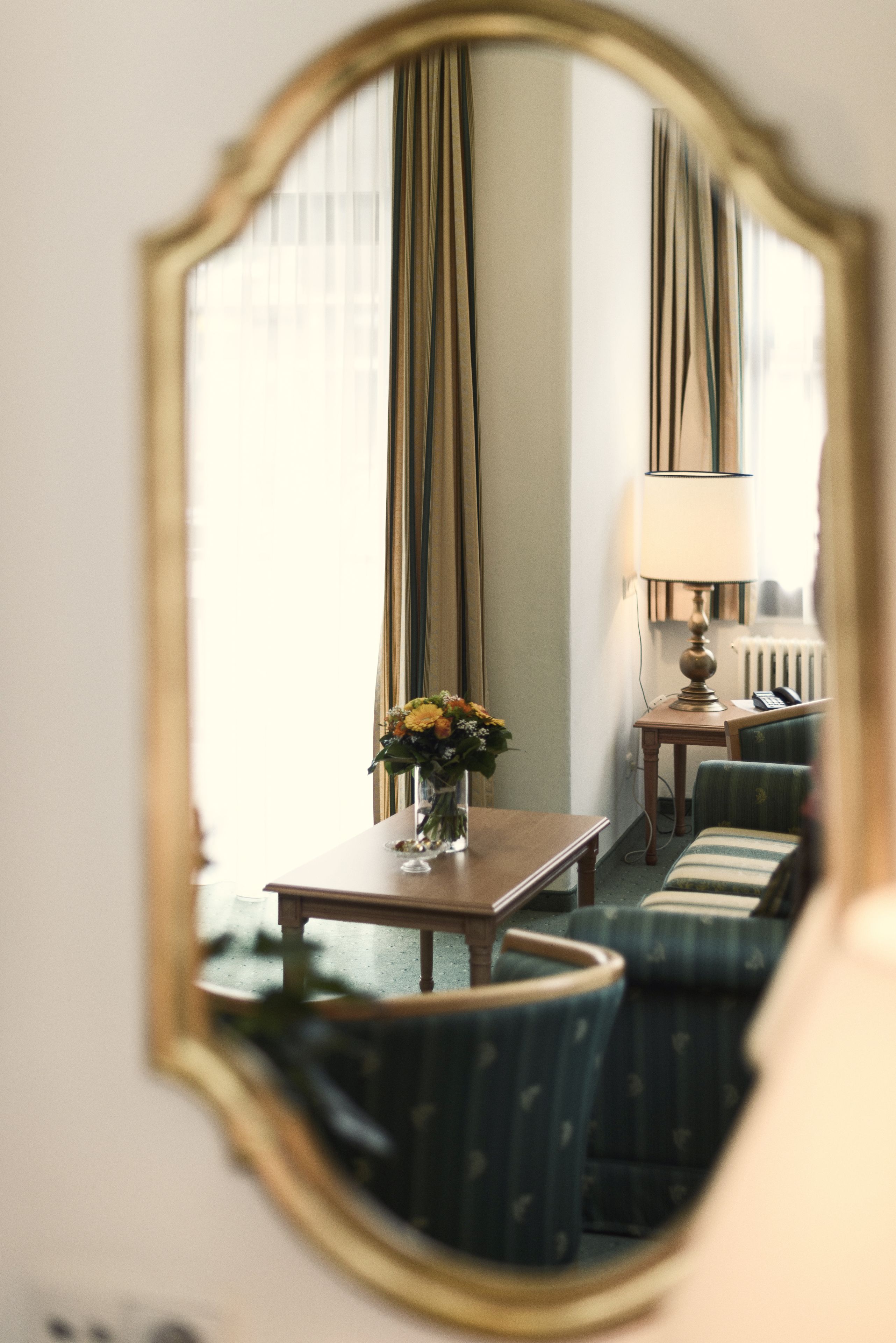 suite | living area | flat-screen tv