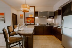 Full-size fridge, microwave, stovetop, coffee/tea maker - Borneo Beach Villa & Suite (Kota Kinabalu)