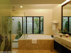 Deep-soaking bathtub
