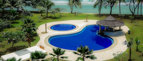 2 outdoor pools