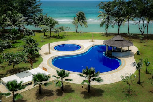 2 outdoor pools