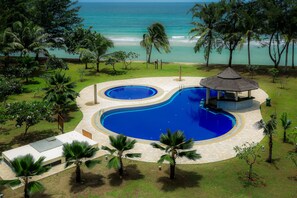 2 piscines a l'aire lliure 