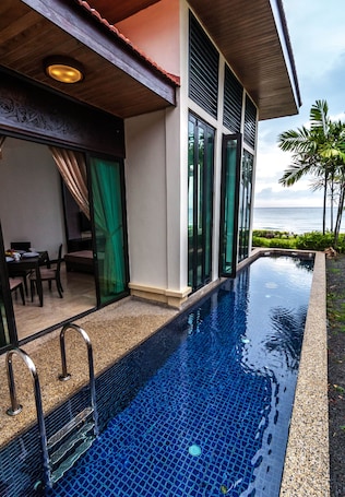 2 outdoor pools. Borneo Beach Villa & Suite