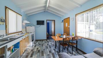 Senior-Chalet, 2 Schlafzimmer, barrierefrei, eingeschränkter Meerblick | Eigene Küche | Großer Kühlschrank, Mikrowelle, Ofen, Herdplatte