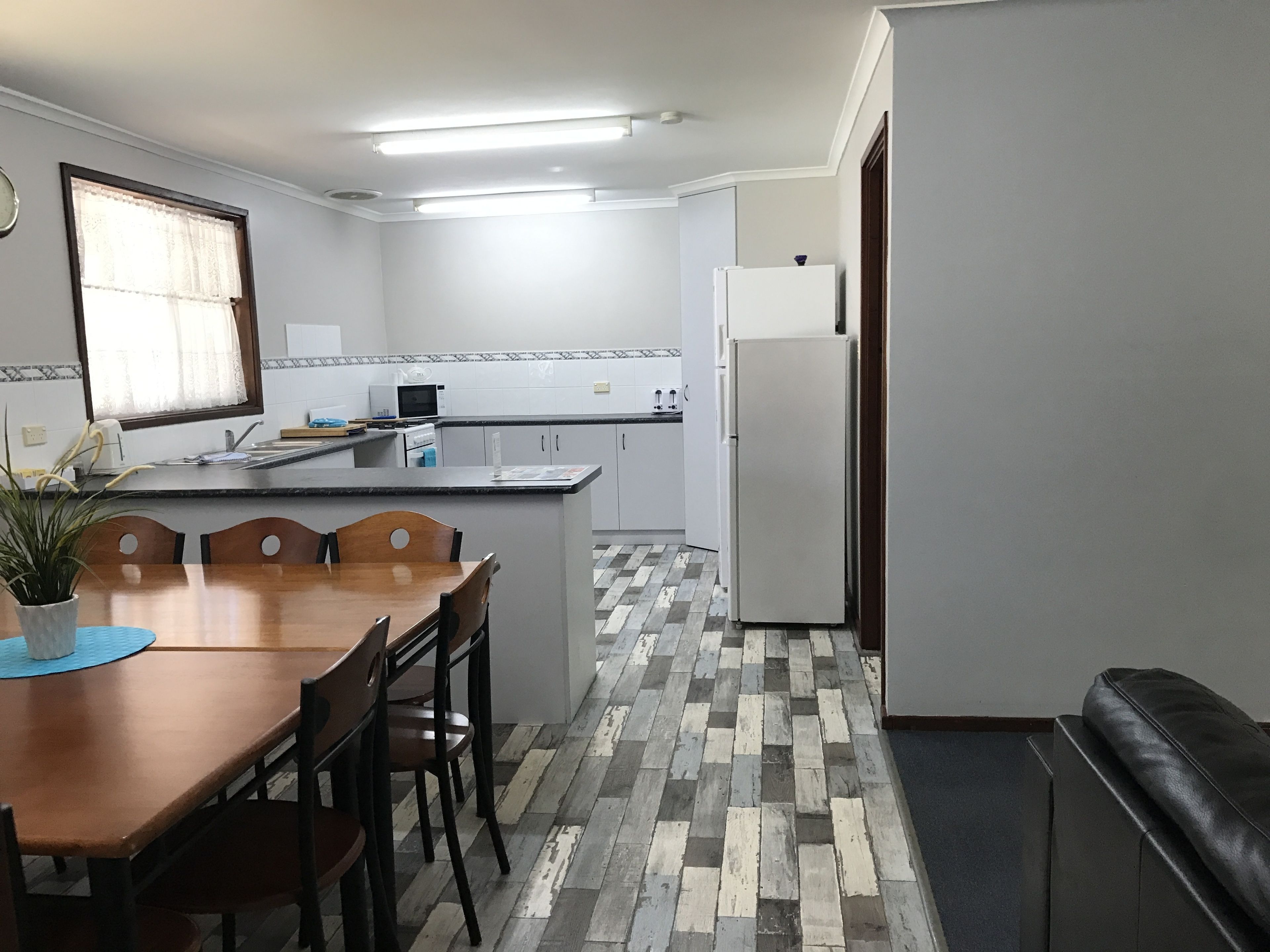Full-sized fridge, microwave, oven, stovetop