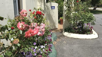 4 Bedroom House (including 1 Queen & 1 Double Bed) | Terrace/patio