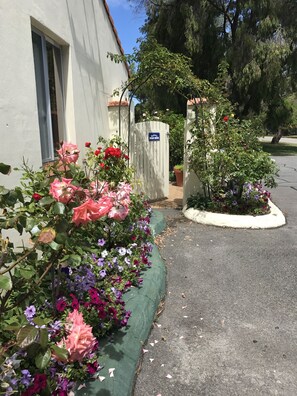 4 Bedroom House (including 1 Queen & 1 Double Bed) | Terrace/patio