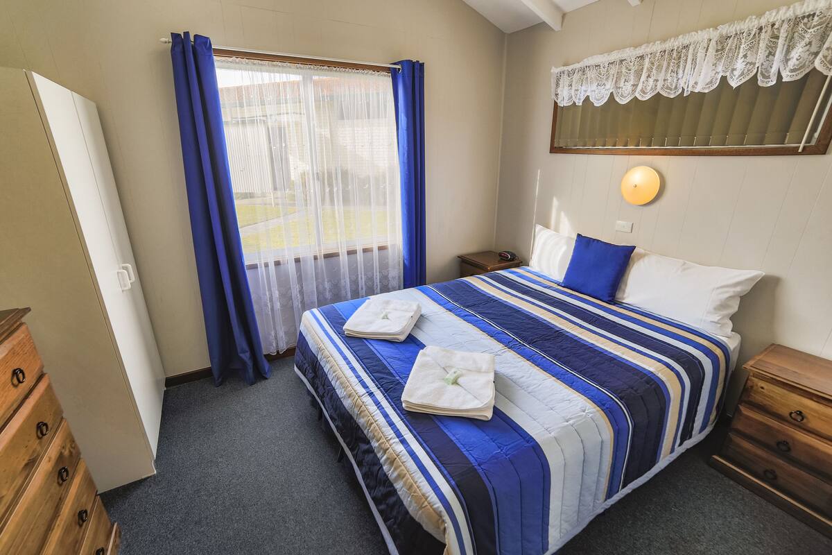 Queen Chalet | 2 bedrooms, blackout drapes, iron/ironing board, WiFi (free)