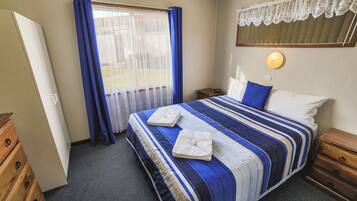 Queen Chalet | 2 bedrooms, blackout curtains, iron/ironing board, free WiFi