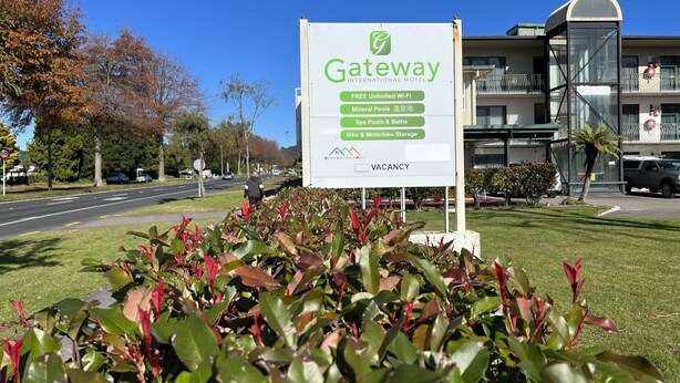 A sign for Gateway International Motel advertising amenities like free unlimited Wi-Fi, mineral pools, spa pools & baths, and bike & motorbike storage. - Gateway International Motel (Rotorua)