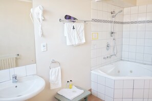 Studio With Spa Bath (1Q) | Bathroom | Shower, free toiletries, hair dryer, towels - Gateway International Motel (Rotorua)