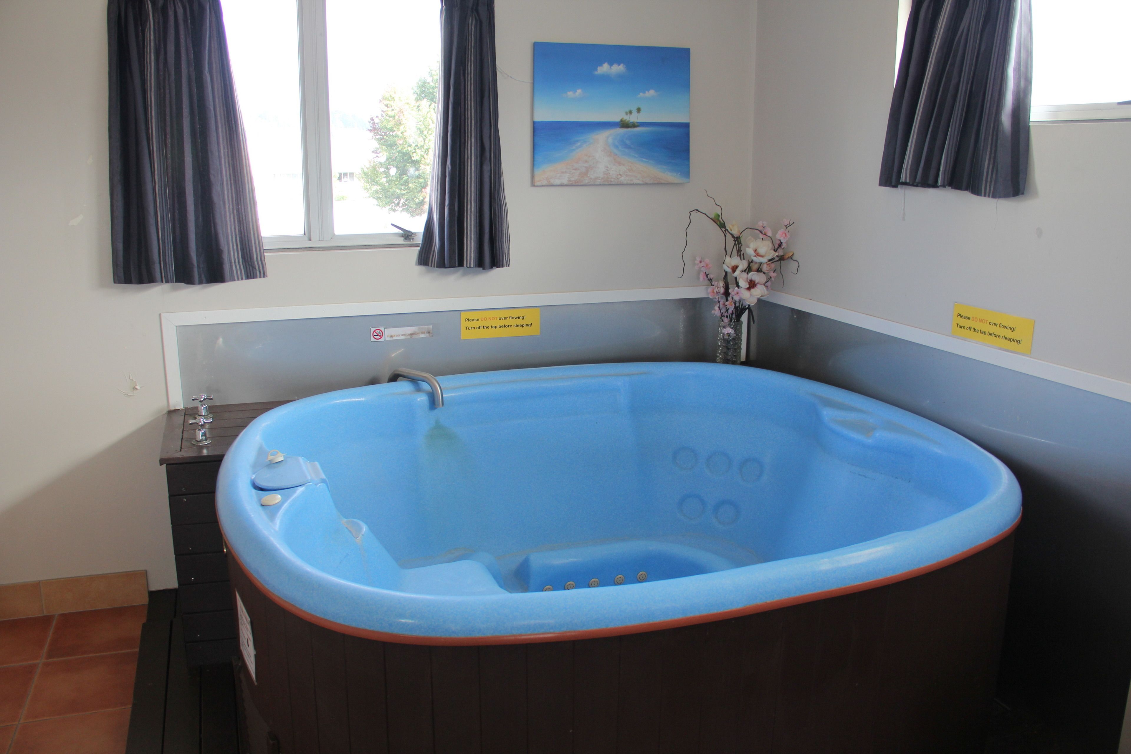 Indoor spa tub