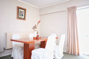 Superior Family Unit (2Q + 3S) | In-room dining - Gateway International Motel (Rotorua)