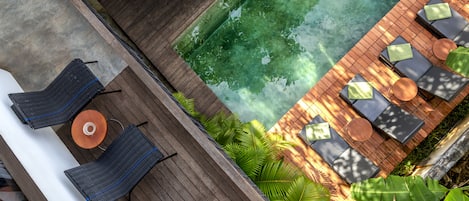 Habitación Deluxe | Alberca al aire libre | Alberca al aire libre y camastros