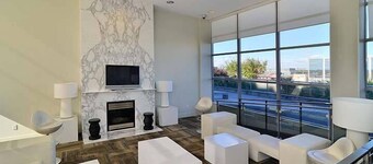 JJ Furnished Apartments Downtown Toronto: King's Luxury Loft