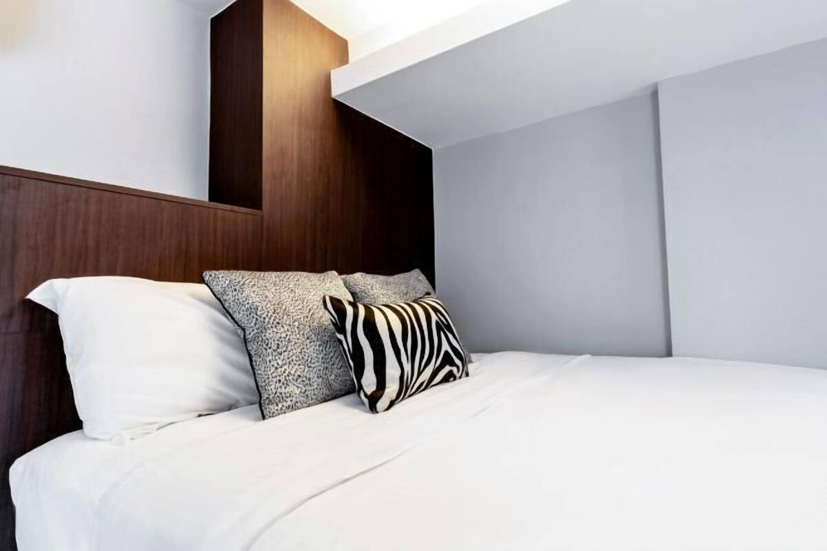 1 habitación, caja de seguridad en la habitación y escritorio