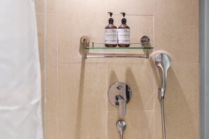 Shower, rainfall showerhead, hair dryer, bidet - Heritage Collection on Seah - A Digital ApartHotel (Singapore)